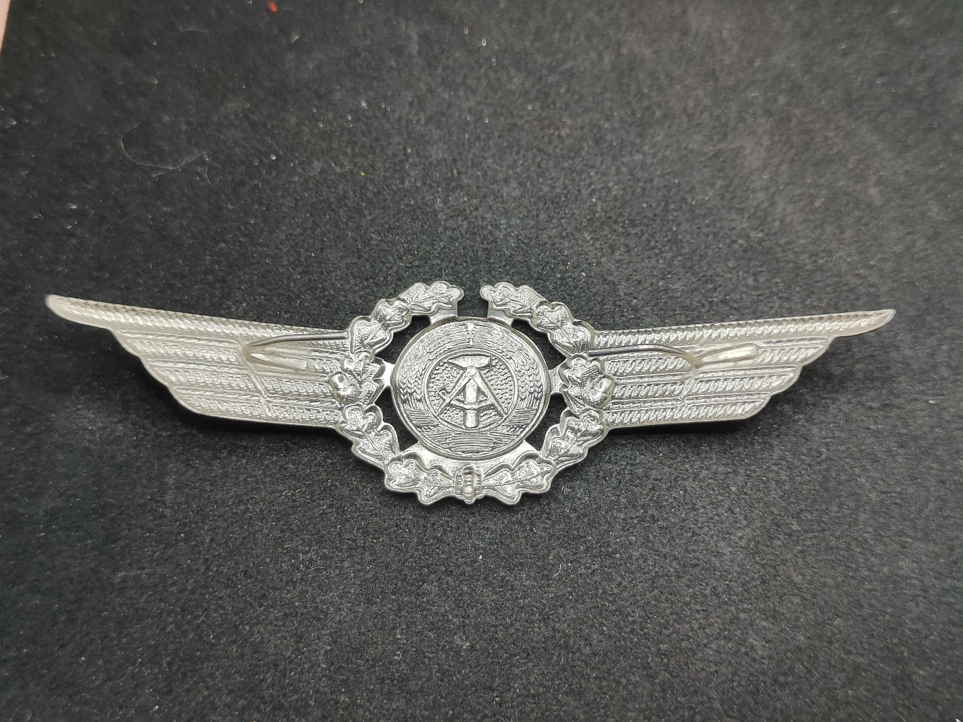 全场0元起拍 第105期 咸鱼国勋章拍卖专场 11月05日（周日）下午6：00开始 东德空军帽徽