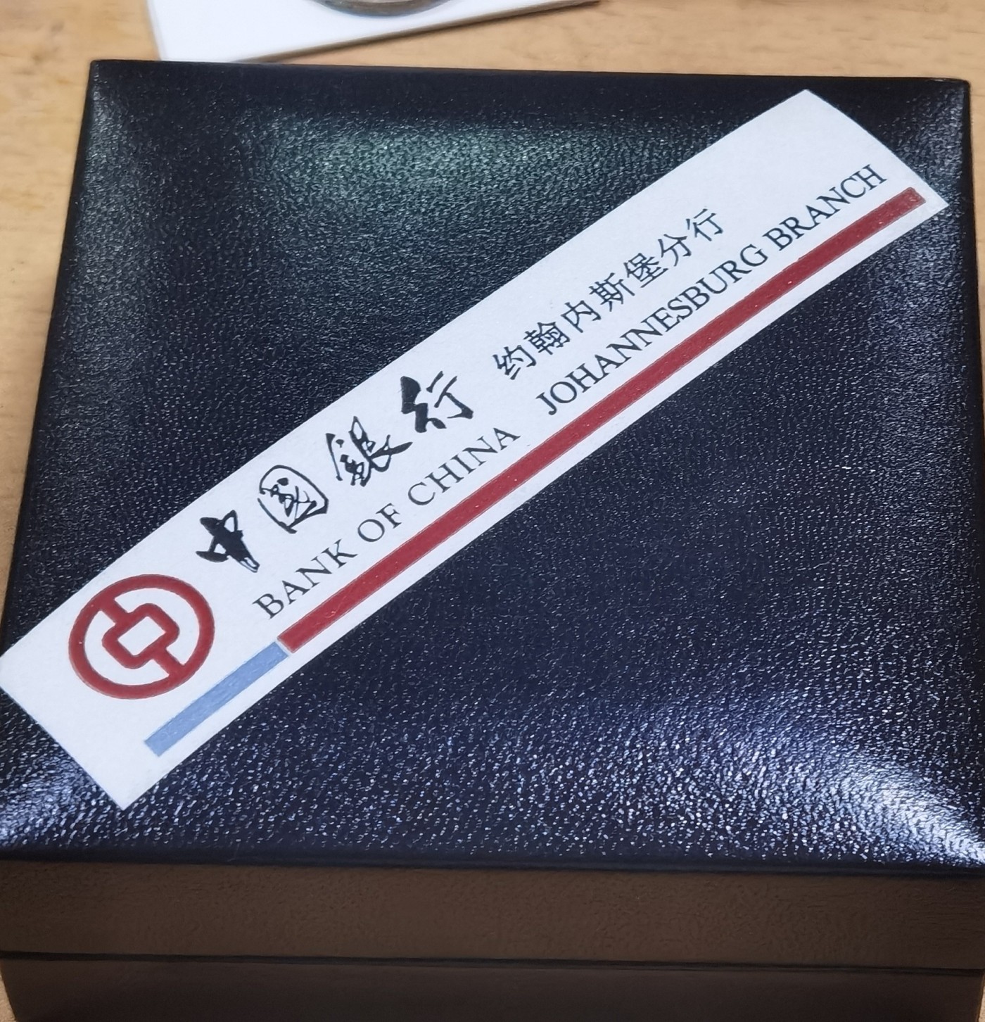 北京马甸外国币专卖微拍第111期，外国金银币专场，陆续上新，欢迎关注 南非2011年2盎司精制银币，稀少品种大部分为礼品币，发行量仅1000枚，盒证齐全