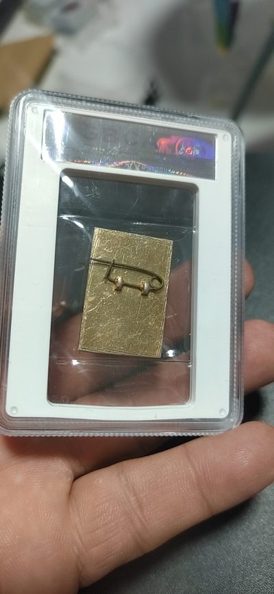 公博评级毛主席像章专场 🌹 🌹 公博评级毛主席像章，还有花盆万年青图案，相当美观，寓意万寿无疆