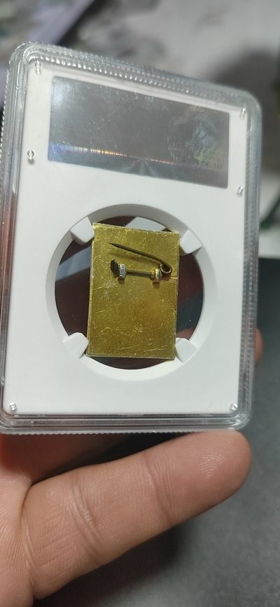 公博评级毛主席像章专场 🌹 🌹 公博评级毛主席像章—毛主席万寿无疆 ，还有花盆万年青图案，相当美观，寓意万寿无疆