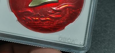 公博评级毛主席像章专场  公博评级毛主席像章—忠于毛主席，68高分，头像下方是延安宝塔山红色浮雕像，非常少见！