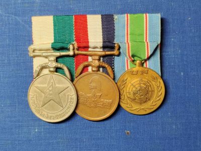 荷兰勋赏制服拍卖第72期 - 稀有-尼泊尔王国时期三联排 海外行动奖章、军事服务奖章、联合国维和行动（尼泊尔人员） 给尼泊尔的维和行动联排 非常不错的精品 好品 缝制整齐
