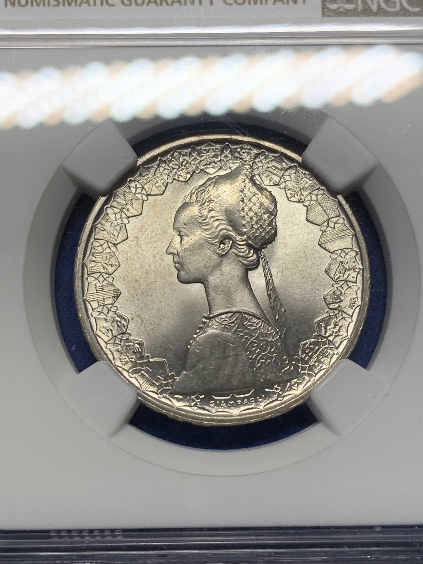 《竞宝斋》第213场-周日，周一 2场 (全场包邮) NGC MS64 意大利1961帆船少女500里拉银币