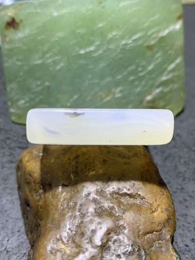 精美高玉化海洋玉髓手工俏色巧雕白石老人虾意境牌子一个！ 精美高玉化海洋玉髓手工俏色巧雕白石老人虾意境牌子一个！