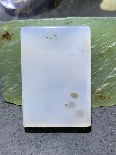 精美高玉化海洋玉髓手工俏色巧雕白石老人虾意境牌子一个！ 精美高玉化海洋玉髓手工俏色巧雕白石老人虾意境牌子一个！