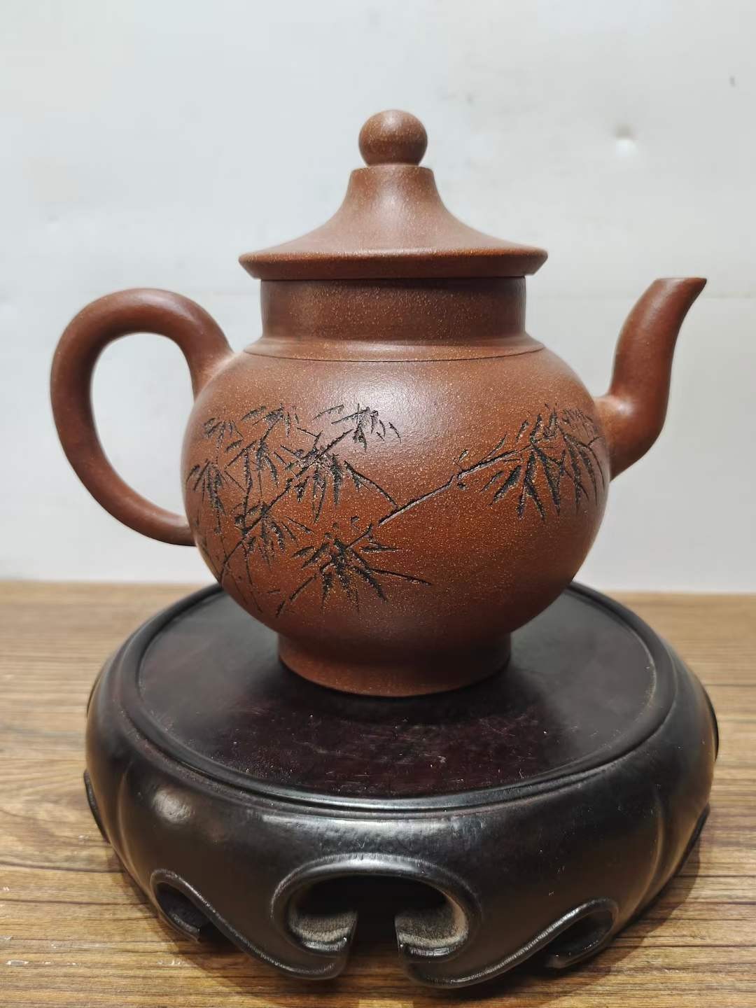 老珍藏，《吴雲根製》底款，“吴雲根”盖款，刻绘老紫砂壶一把，出水流畅，断水利落，保存完整，收藏的佳品。