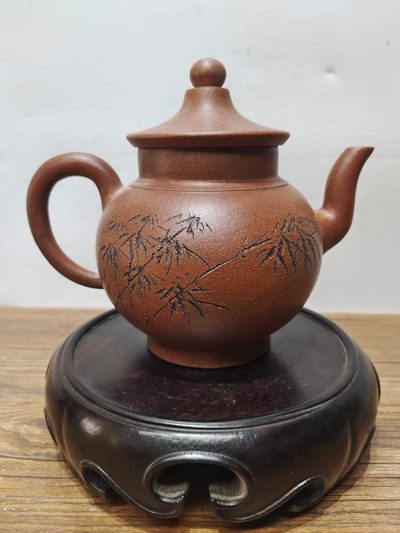 老珍藏，《吴雲根製》底款，“吴雲根”盖款，刻绘老紫砂壶一把，出水流畅，断水利落，保存完整，收藏的佳品。 - 老珍藏，《吴雲根製》底款，“吴雲根”盖款，刻绘老紫砂壶一把，出水流畅，断水利落，保存完整，收藏的佳品。