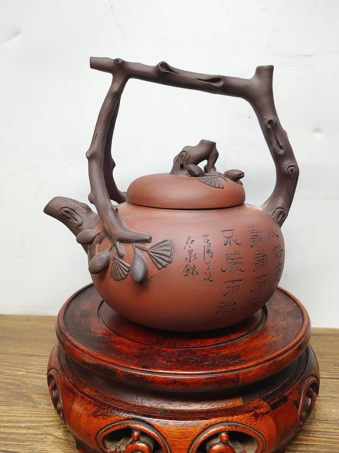 以前下乡收来的，《顾景舟》底款，三叉提梁刻绘老紫砂壶一把，保存完整，收藏的佳品。