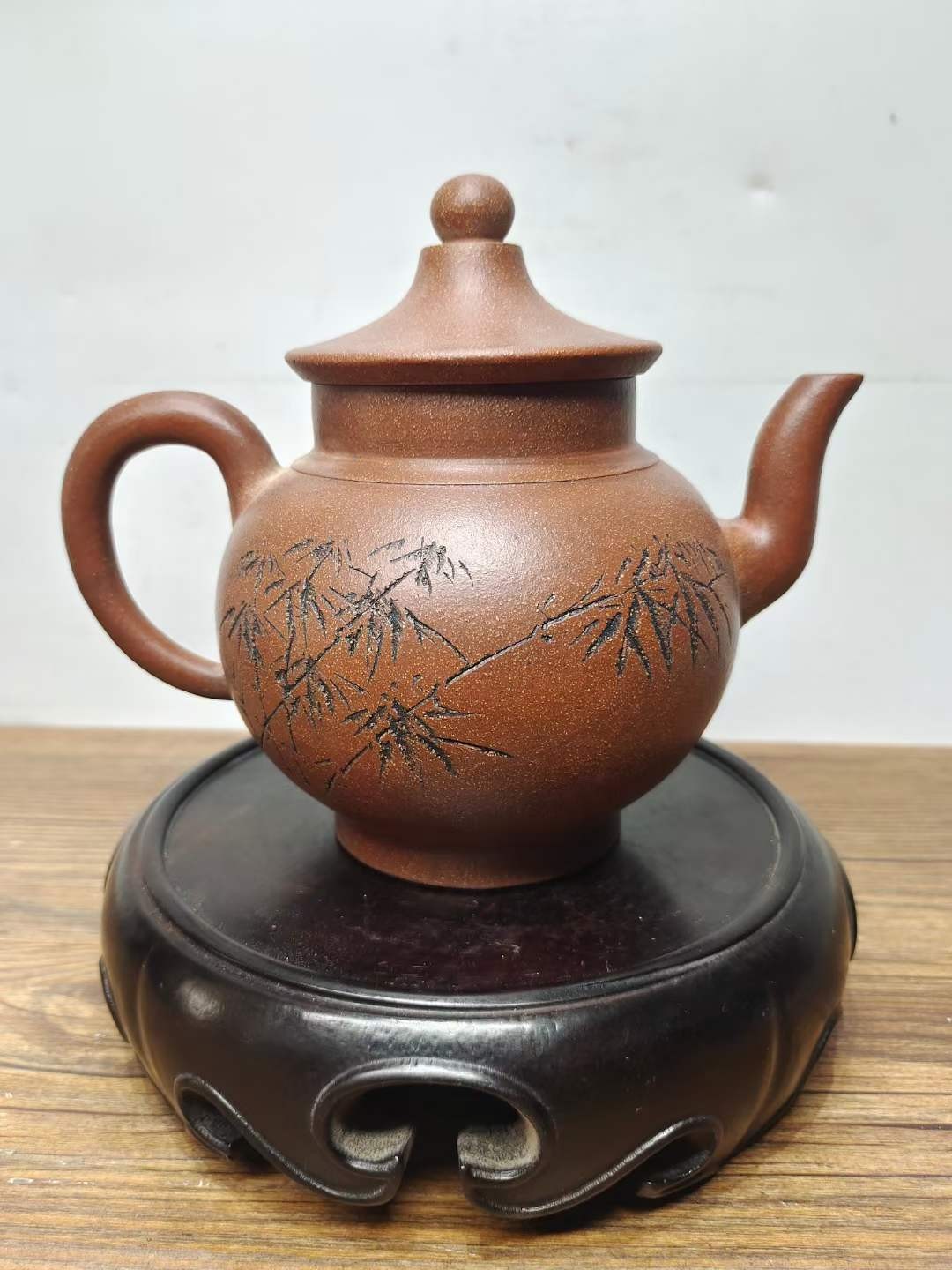 老珍藏，《吴雲根製》底款，“吴雲根”盖款，刻绘老紫砂壶一把，出水流畅，断水利落，保存完整，收藏的佳品。