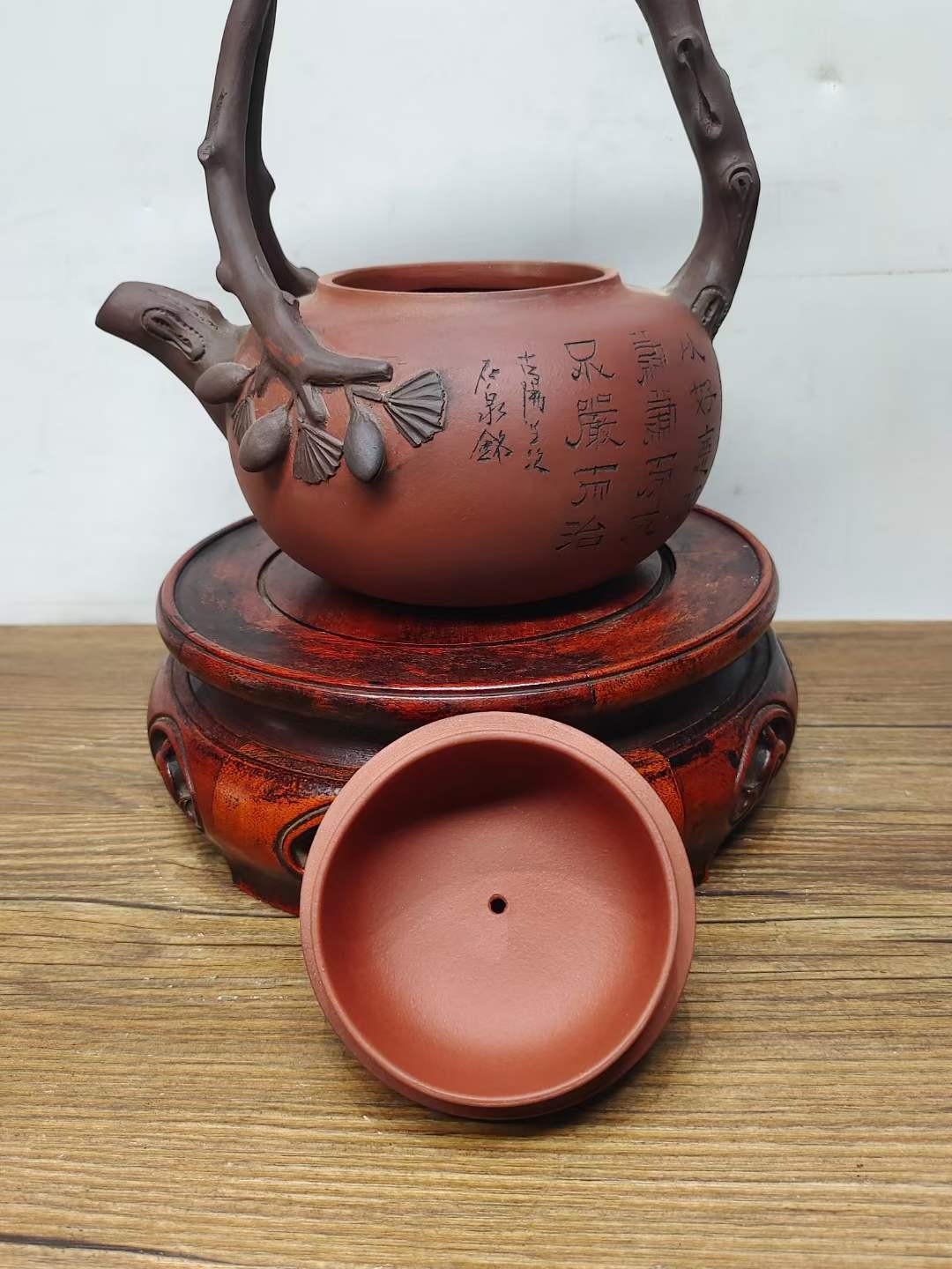 以前下乡收来的，《顾景舟》底款，三叉提梁刻绘老紫砂壶一把，保存完整，收藏的佳品。