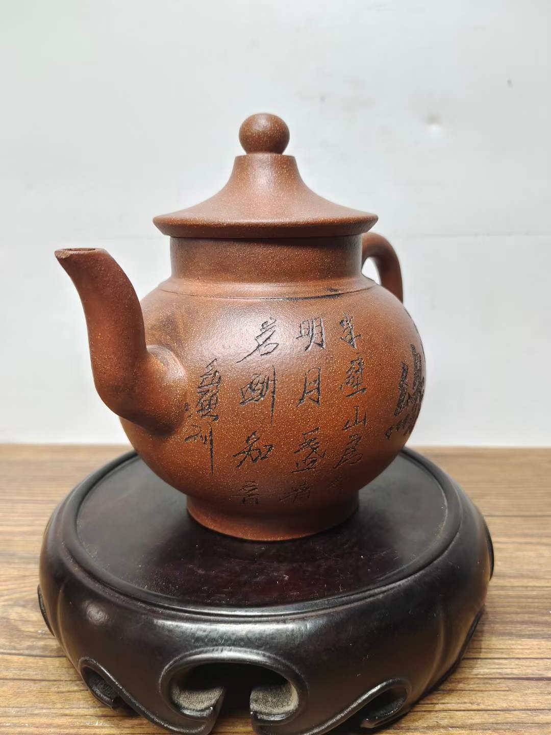 老珍藏，《吴雲根製》底款，“吴雲根”盖款，刻绘老紫砂壶一把，出水流畅，断水利落，保存完整，收藏的佳品。
