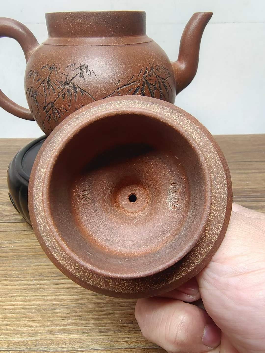 老珍藏，《吴雲根製》底款，“吴雲根”盖款，刻绘老紫砂壶一把，出水流畅，断水利落，保存完整，收藏的佳品。