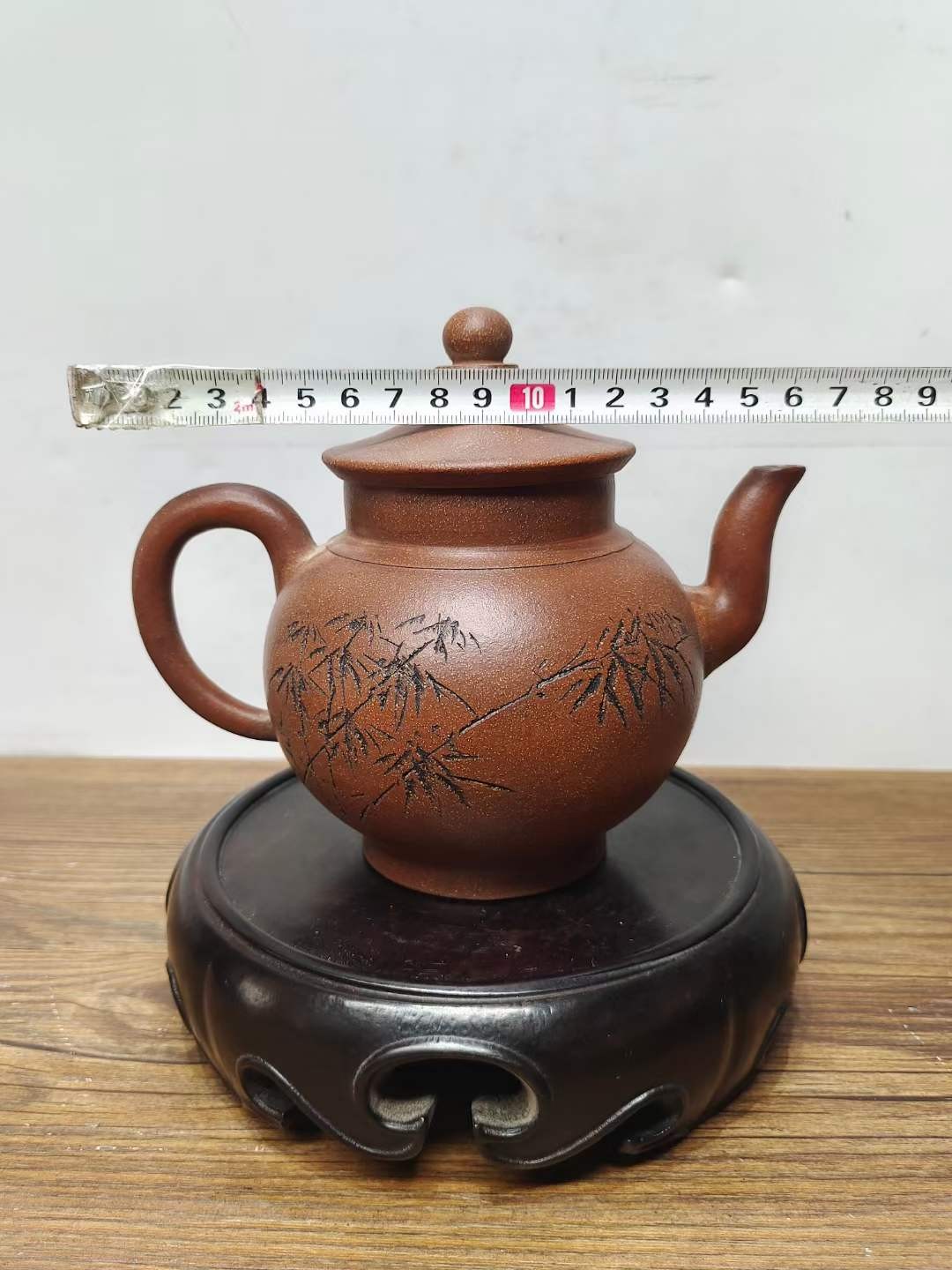 老珍藏，《吴雲根製》底款，“吴雲根”盖款，刻绘老紫砂壶一把，出水流畅，断水利落，保存完整，收藏的佳品。