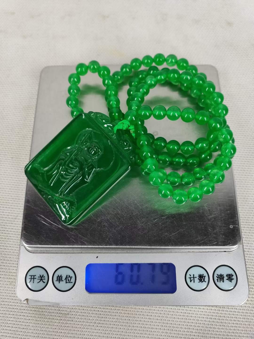 翡翠项链和翡翠挂件一套