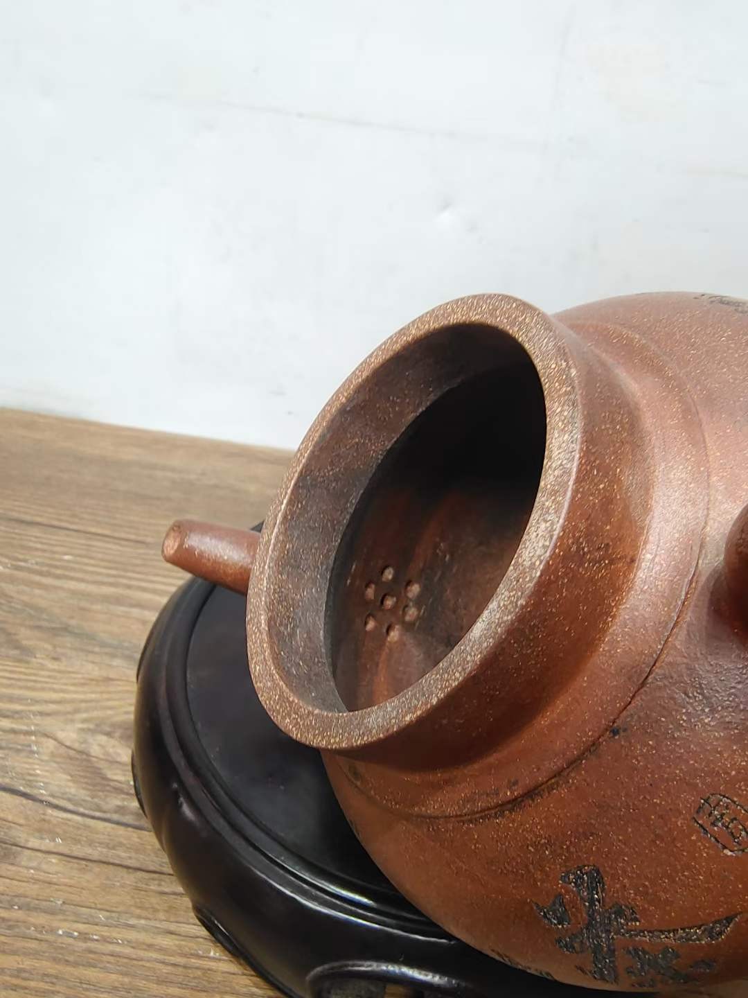 老珍藏，《吴雲根製》底款，“吴雲根”盖款，刻绘老紫砂壶一把，出水流畅，断水利落，保存完整，收藏的佳品。