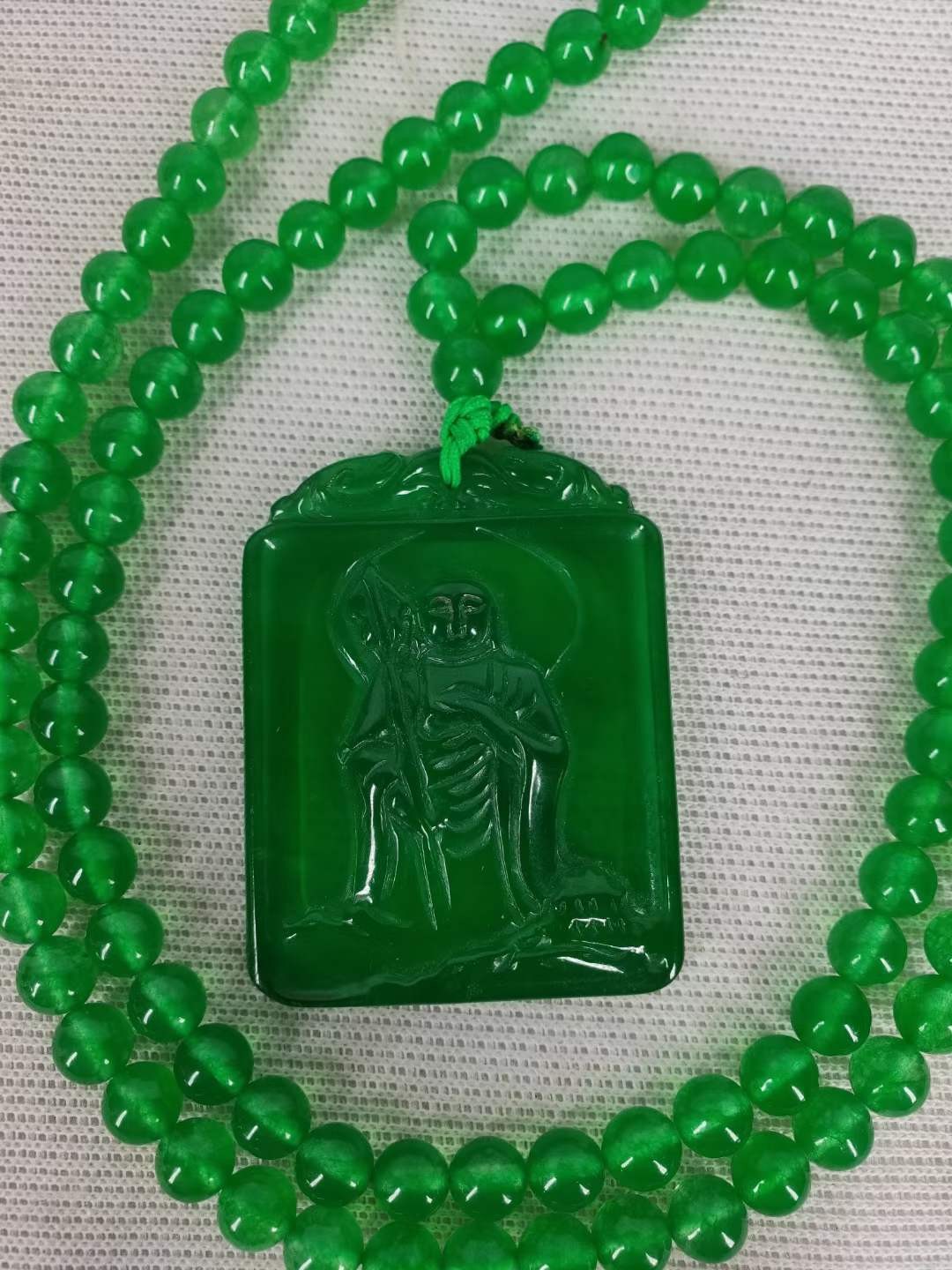 翡翠项链和翡翠挂件一套