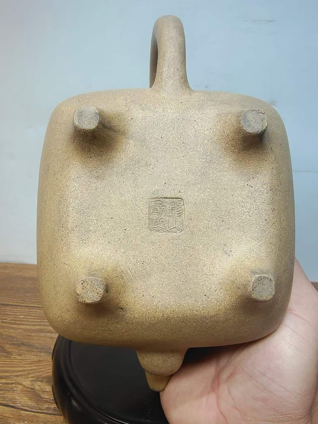 老珍藏，俞国良《锡山俞製》底款，“国良”盖款，段泥刻绘老紫砂壶一把，出水流畅，断水利落，保存完整，收藏的佳品。