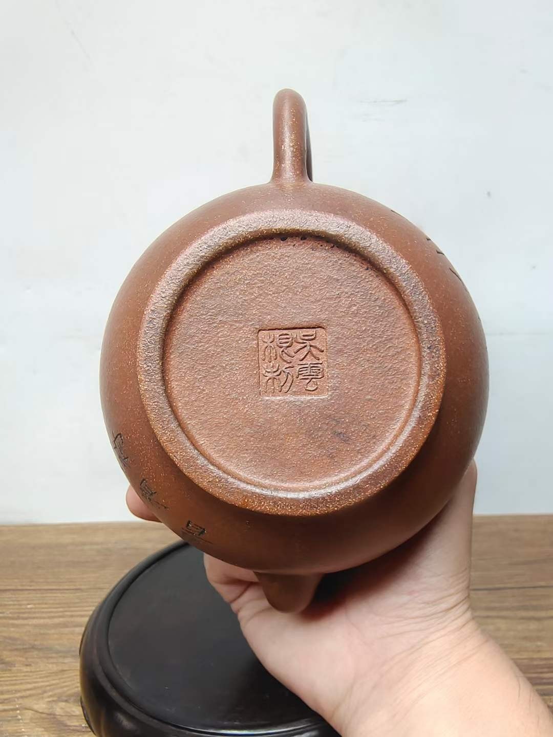 老珍藏，《吴雲根製》底款，“吴雲根”盖款，刻绘老紫砂壶一把，出水流畅，断水利落，保存完整，收藏的佳品。