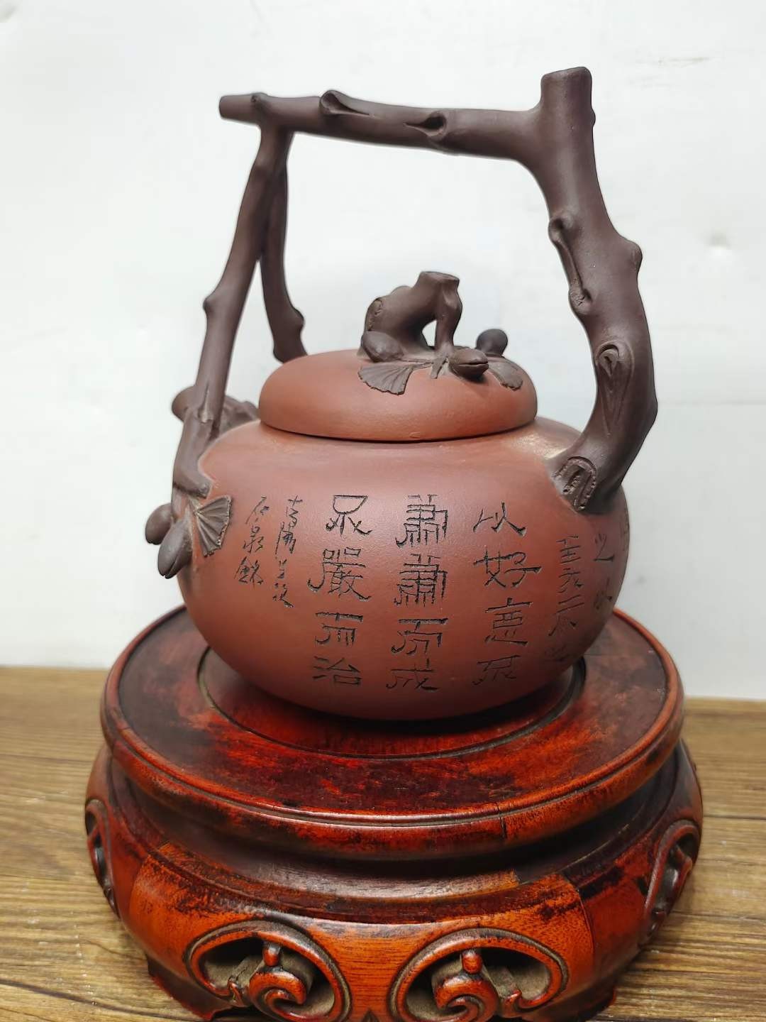 以前下乡收来的，《顾景舟》底款，三叉提梁刻绘老紫砂壶一把，保存完整，收藏的佳品。