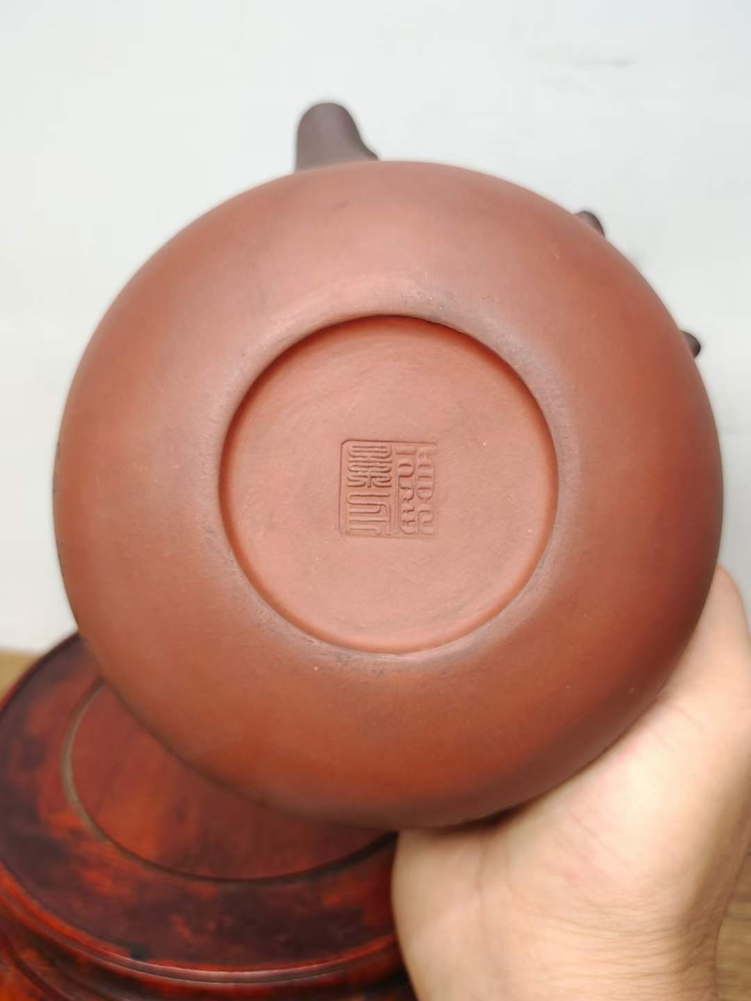 以前下乡收来的，《顾景舟》底款，三叉提梁刻绘老紫砂壶一把，保存完整，收藏的佳品。