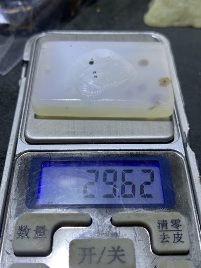 精美高玉化海洋玉髓手工俏色巧雕白石老人虾意境牌子一个！ 精美高玉化海洋玉髓手工俏色巧雕白石老人虾意境牌子一个！