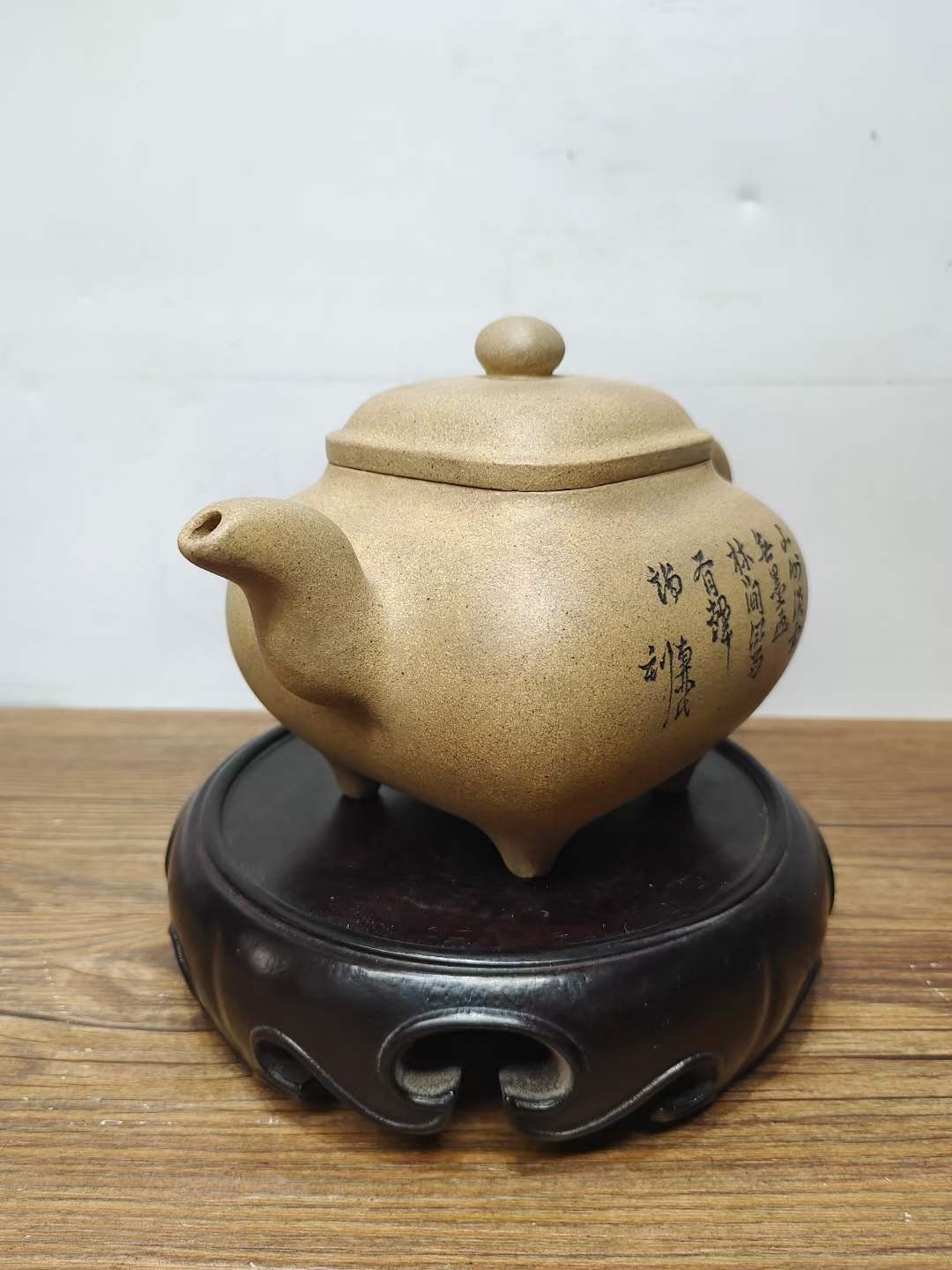 老珍藏，俞国良《锡山俞製》底款，“国良”盖款，段泥刻绘老紫砂壶一把，出水流畅，断水利落，保存完整，收藏的佳品。