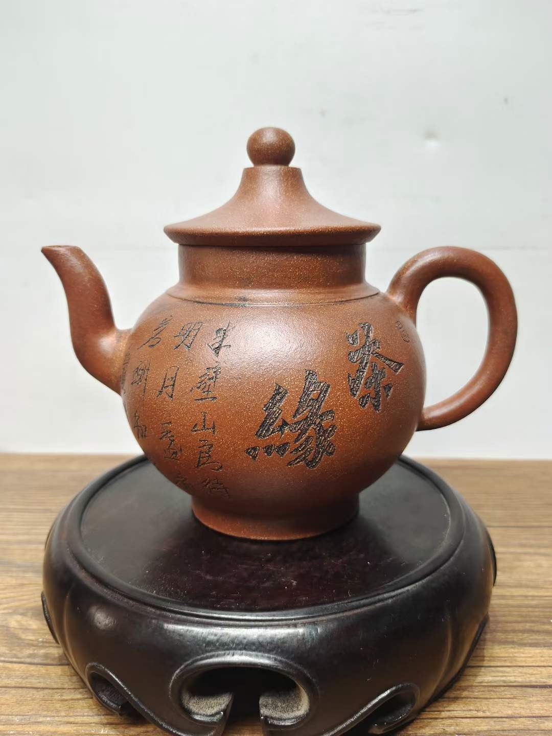 老珍藏，《吴雲根製》底款，“吴雲根”盖款，刻绘老紫砂壶一把，出水流畅，断水利落，保存完整，收藏的佳品。