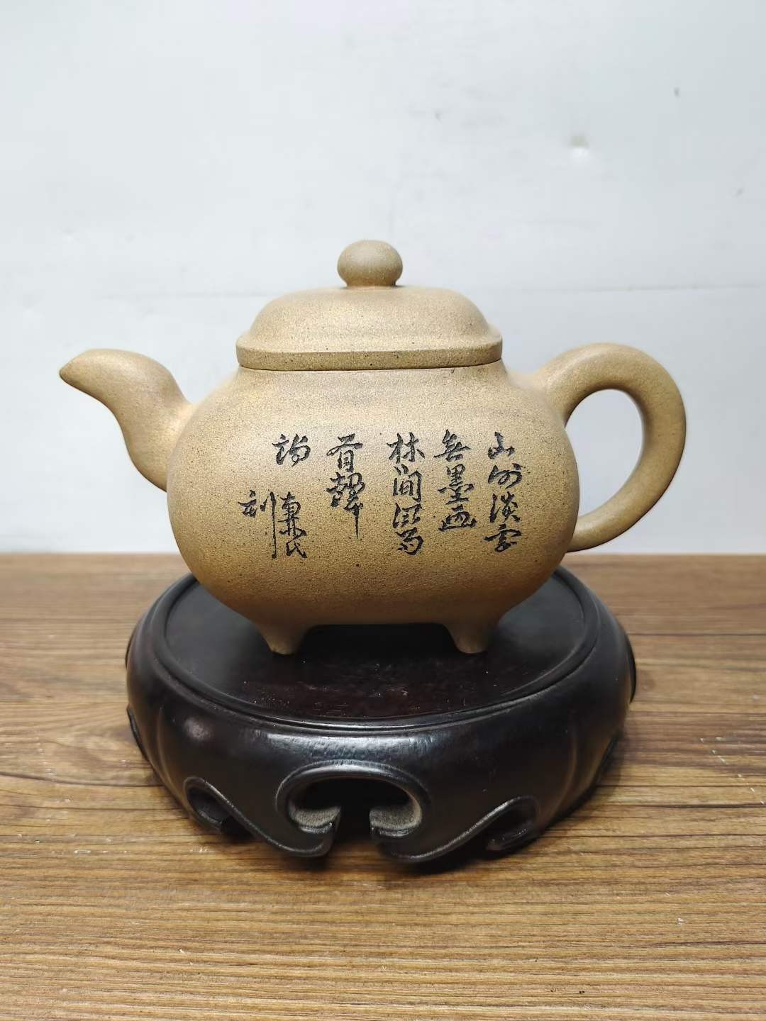 老珍藏，俞国良《锡山俞製》底款，“国良”盖款，段泥刻绘老紫砂壶一把，出水流畅，断水利落，保存完整，收藏的佳品。