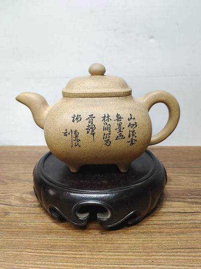 老珍藏，俞国良《锡山俞製》底款，“国良”盖款，段泥刻绘老紫砂壶一把，出水流畅，断水利落，保存完整，收藏的佳品。 - 老珍藏，俞国良《锡山俞製》底款，“国良”盖款，段泥刻绘老紫砂壶一把，出水流畅，断水利落，保存完整，收藏的佳品。
