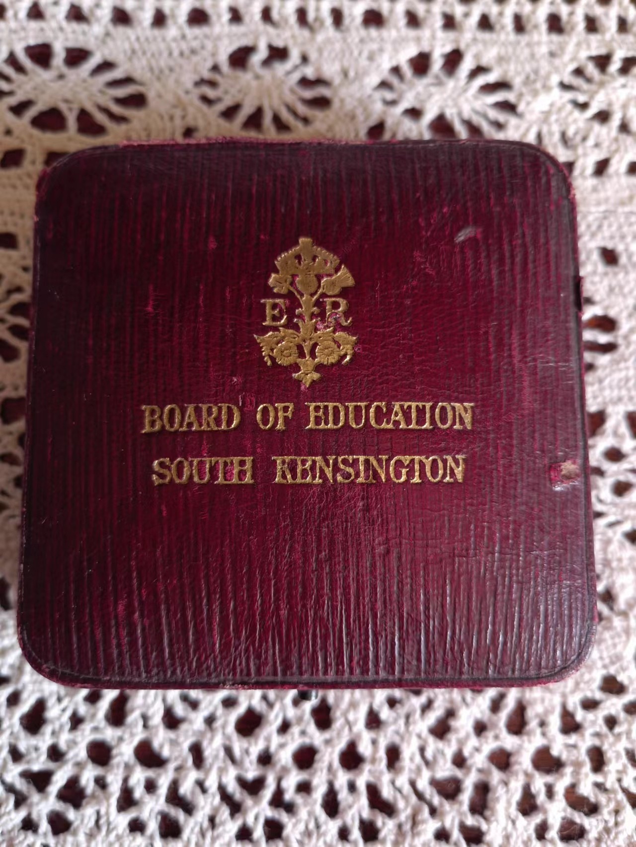 外国章牌第十九期（伦敦世博会，诸多原盒） 英国教育委员会铜章，艺术促进国家奖章，1906年古代人物画。5cm原盒极品。