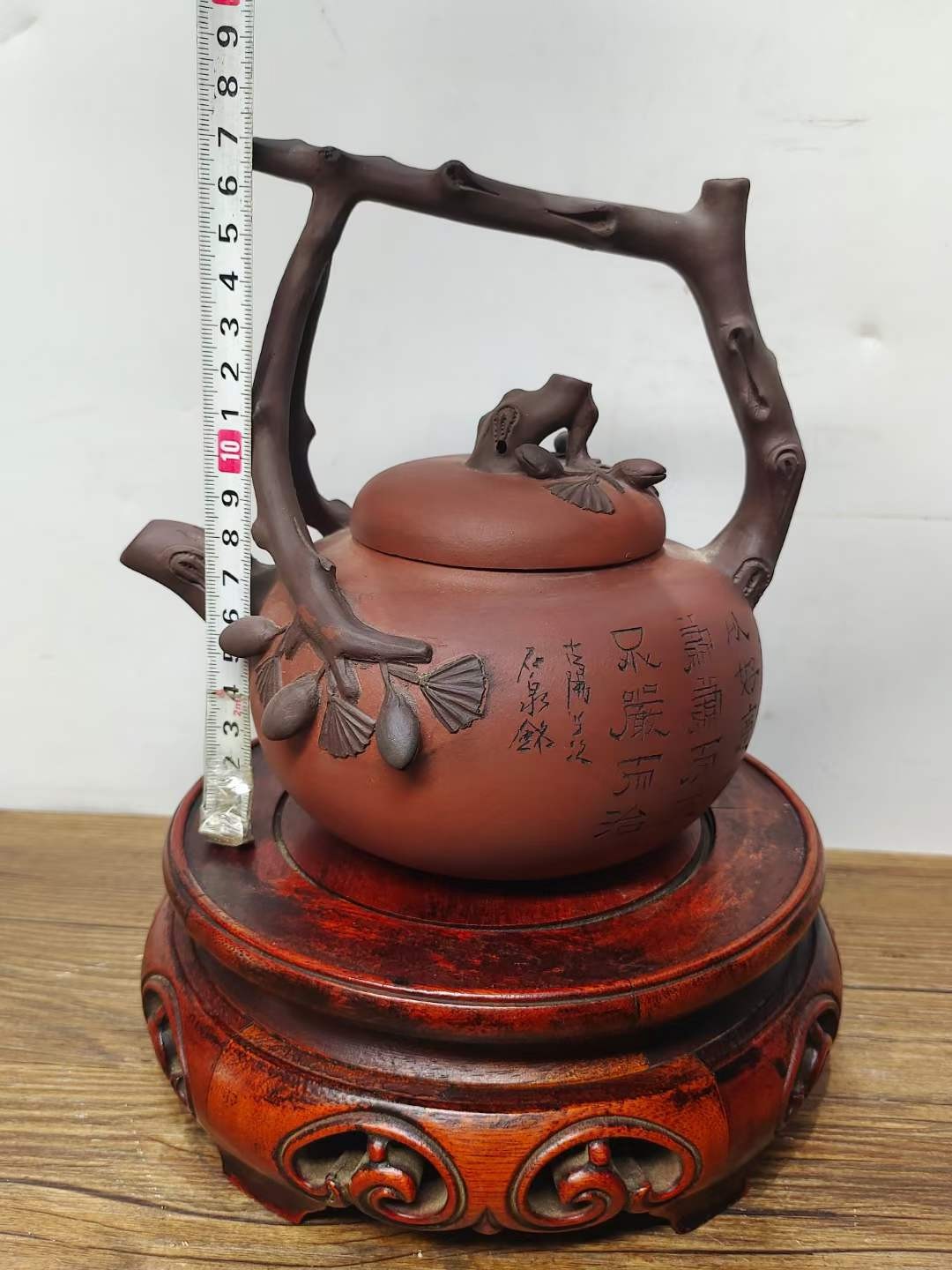 以前下乡收来的，《顾景舟》底款，三叉提梁刻绘老紫砂壶一把，保存完整，收藏的佳品。
