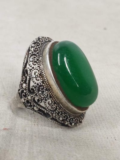 老珍藏，银镶翡翠掐丝【足银盛興】一枚，包浆醇厚，保存完整，收藏佳品。 老珍藏，银镶翡翠掐丝【足银盛興】一枚，包浆醇厚，保存完整，收藏佳品。