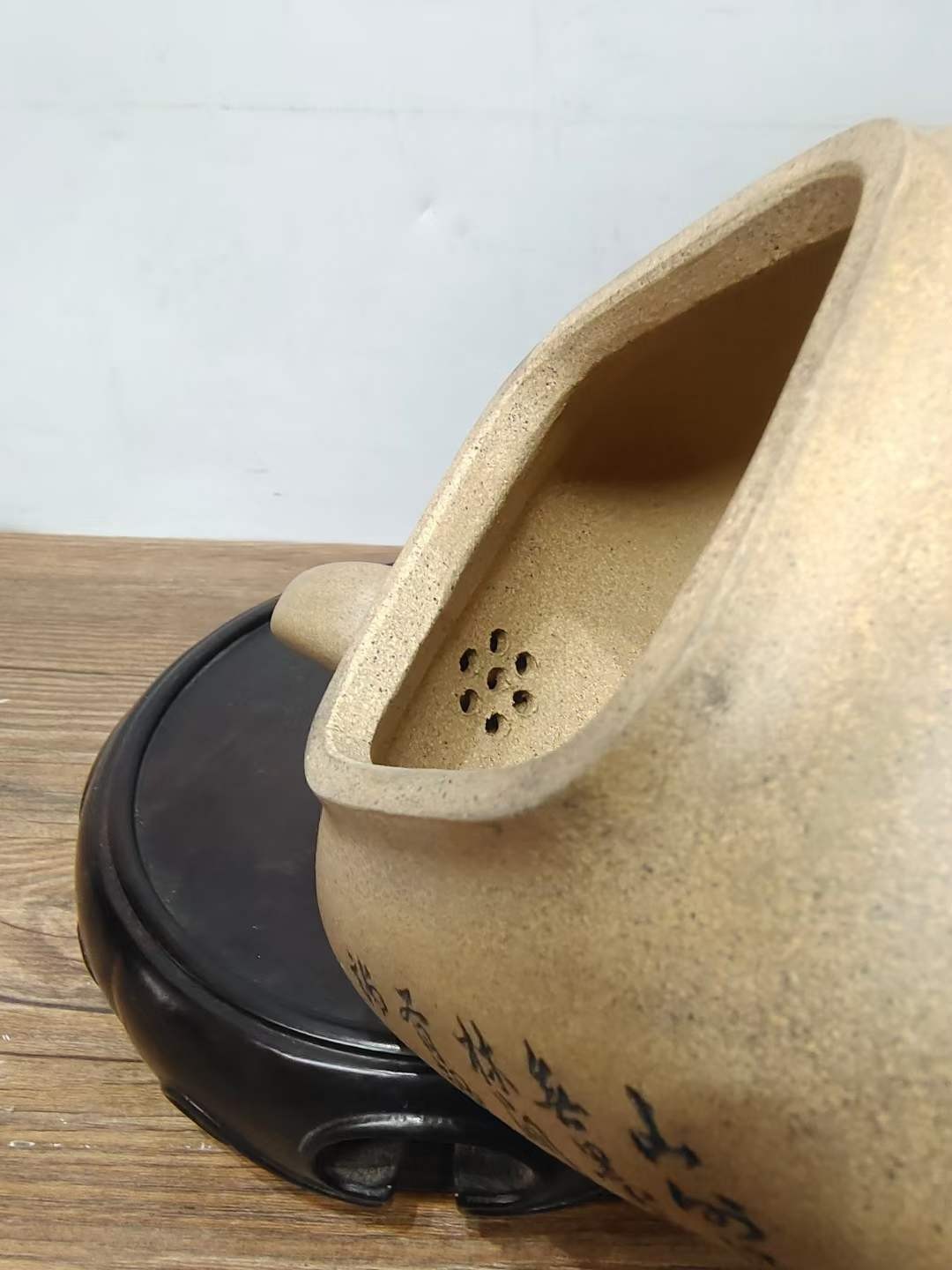 老珍藏，俞国良《锡山俞製》底款，“国良”盖款，段泥刻绘老紫砂壶一把，出水流畅，断水利落，保存完整，收藏的佳品。