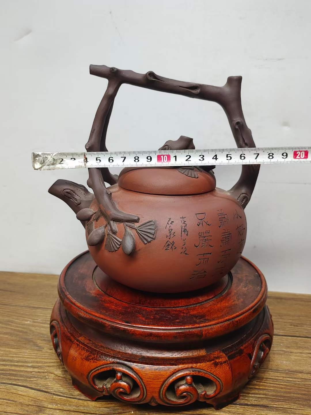 以前下乡收来的，《顾景舟》底款，三叉提梁刻绘老紫砂壶一把，保存完整，收藏的佳品。