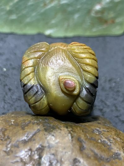 精美亚光战国红玛瑙手工俏色巧雕领头羊元宝一体佛头三通一个 精美亚光战国红玛瑙手工俏色巧雕领头羊元宝一体佛头三通一个