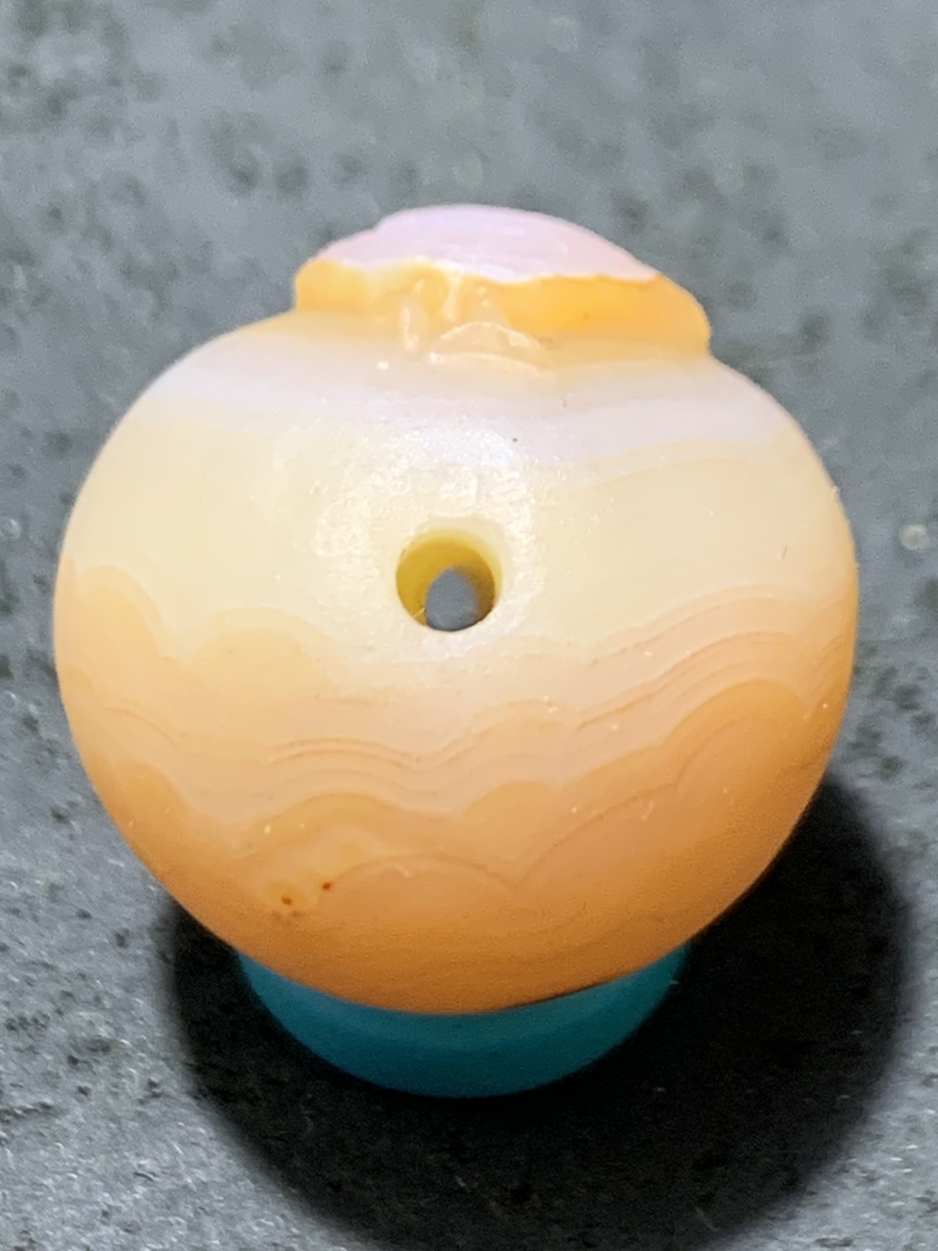 精美高玉化亚光原皮海洋玉髓手工俏色巧雕小鸡随形圆珠一个！