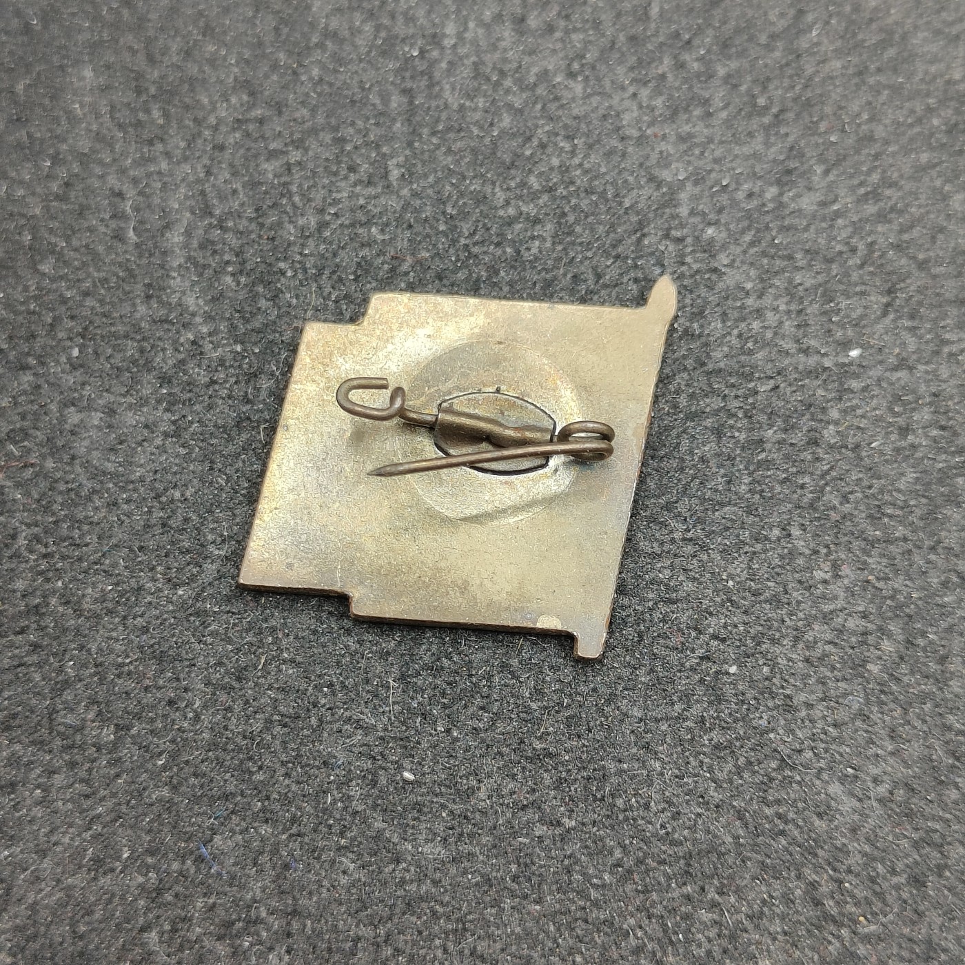 全场0元起拍 第107期 咸鱼国勋章拍卖专场 11月12日（周日）下午6：00开始 东德 恩斯特 台尔曼先锋队队徽