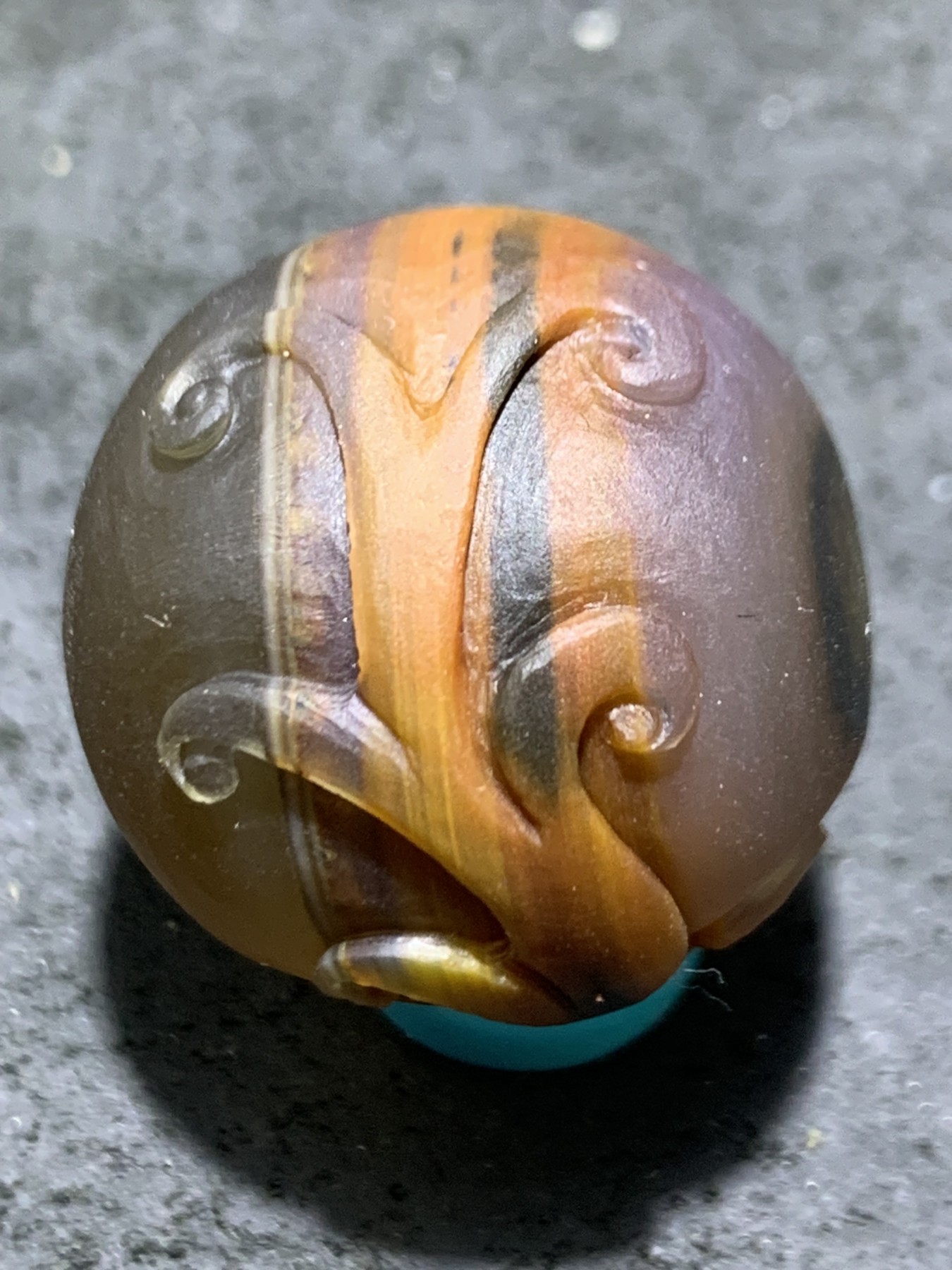 精美亚光高玉化巴西玛瑙手工俏色巧雕仿古龙随形圆珠一个！