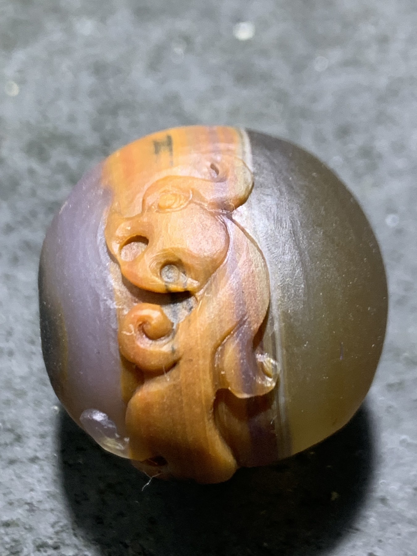 精美亚光高玉化巴西玛瑙手工俏色巧雕仿古龙随形圆珠一个！