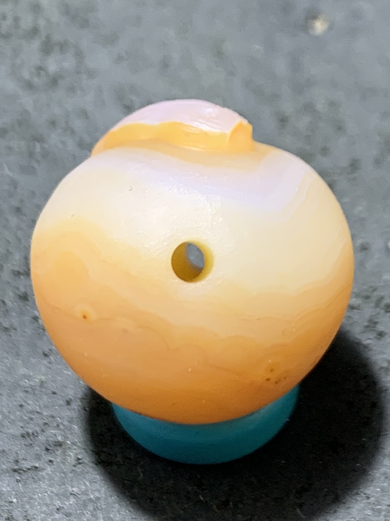 精美高玉化亚光原皮海洋玉髓手工俏色巧雕小鸡随形圆珠一个！