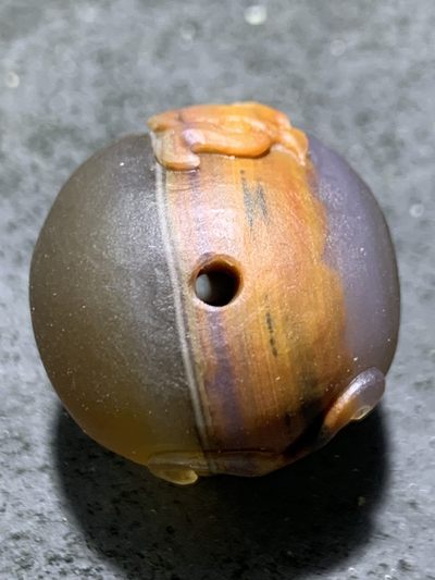 精美亚光高玉化巴西玛瑙手工俏色巧雕仿古龙随形圆珠一个！ 精美亚光高玉化巴西玛瑙手工俏色巧雕仿古龙随形圆珠一个！