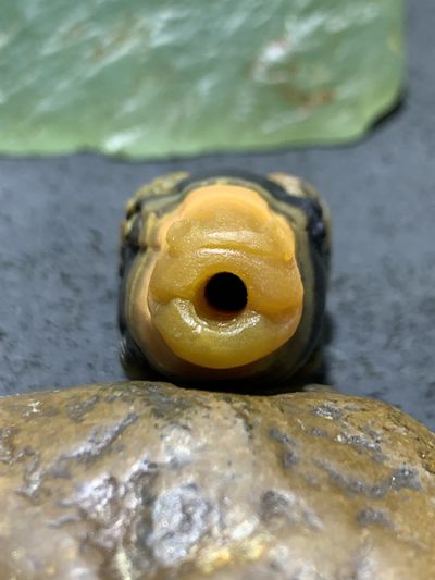 精美亚光战国红玛瑙手工俏色巧雕领头羊元宝一体佛头三通一个 精美亚光战国红玛瑙手工俏色巧雕领头羊元宝一体佛头三通一个