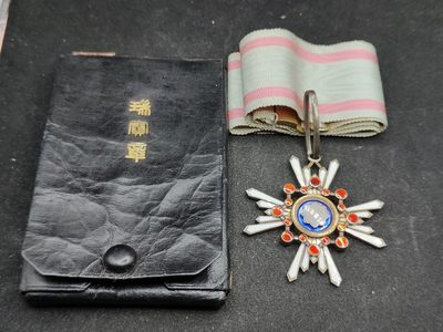 全场0元起拍 第107期 咸鱼国勋章拍卖专场 11月12日（周日）下午6：00开始 - 稀少 早期皮盒 粉色绶带 银制 日本三等瑞宝章 美品无损