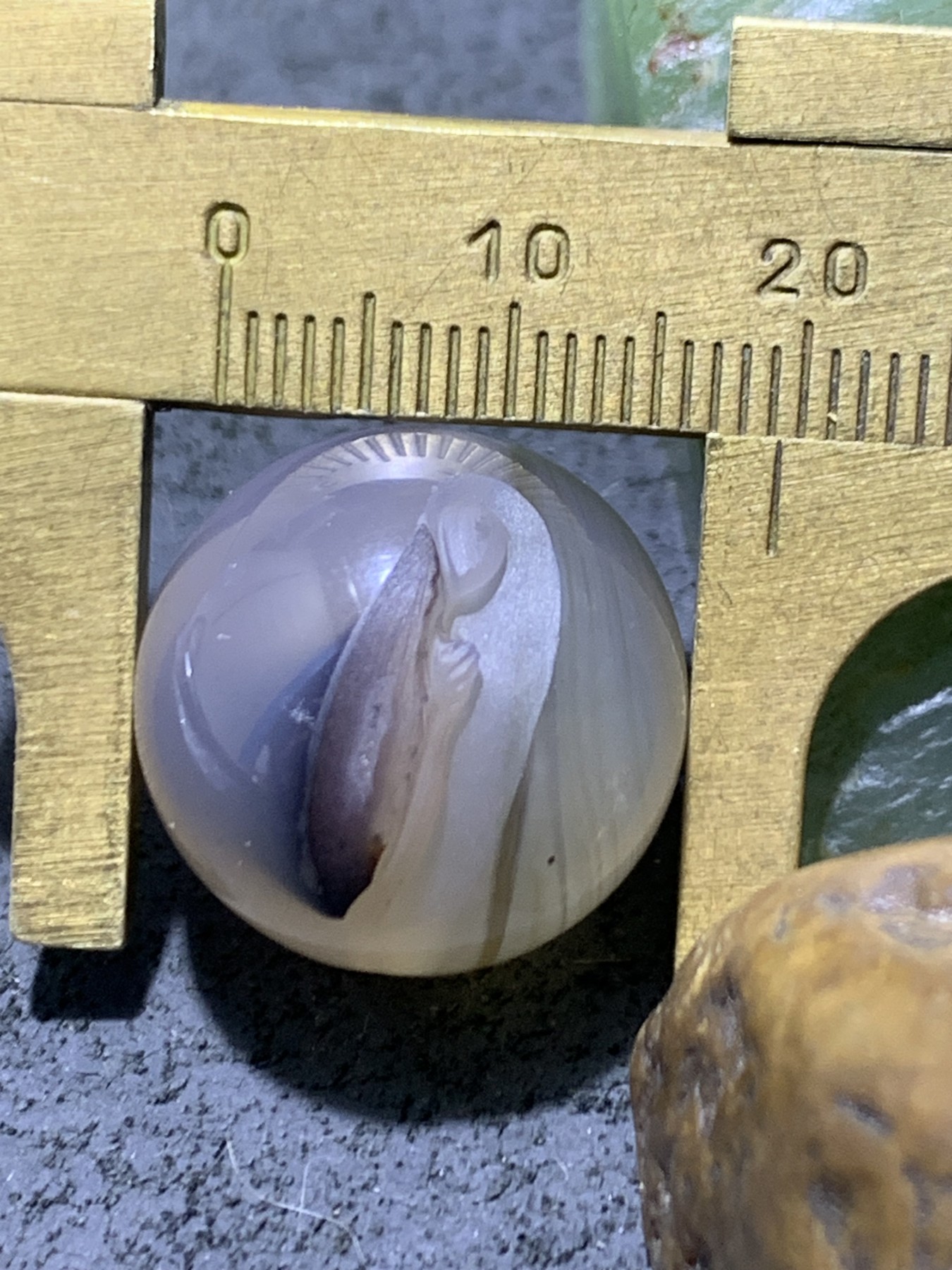 精美高玉化亚光一线海洋玉髓手工俏色巧雕一心向佛意境圆珠一个！