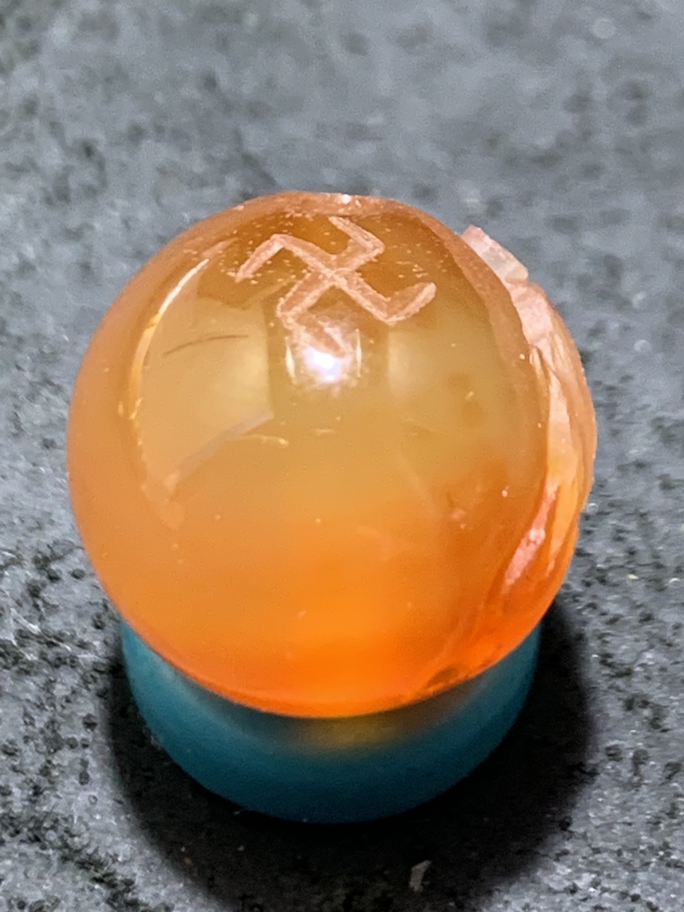 精美亚光原皮高玉化巴西玛瑙手工俏色巧雕一心向佛圆珠一个！