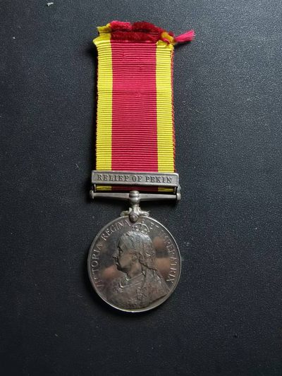 盛世勋华——号角文化勋章邮票专场拍卖第152期 - 英国1900八国联军侵华奖章 银制带边铭 极少见带北京救援条 该奖章授予1900年6月～8月14日跟随八国联军进攻北京的英军（该条只发到8.14日联军攻入北京，慈禧太后仓皇西逃为止，后期去的所有人都没条）少见 