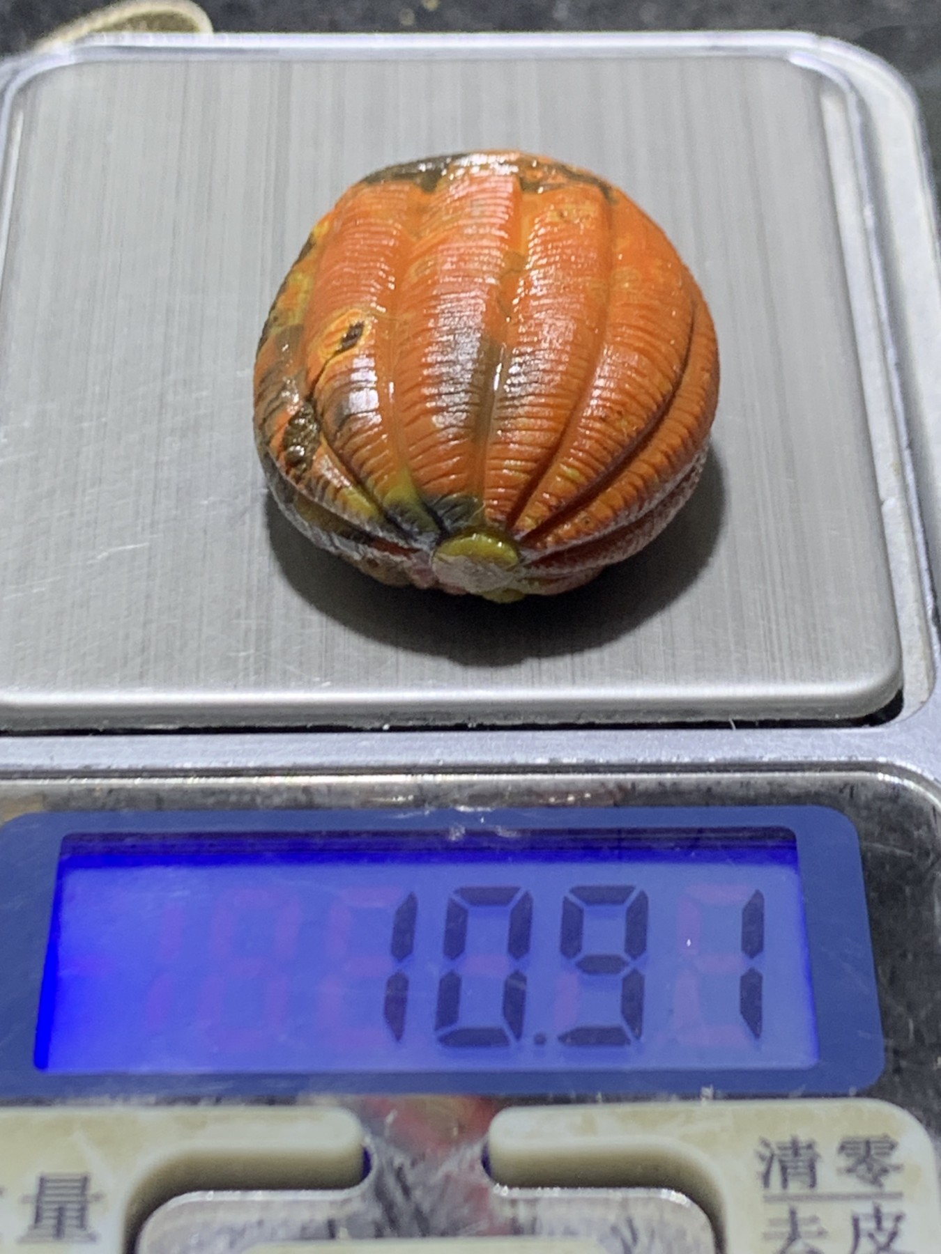 精美亚光原皮草花纹战国红玛瑙手工俏色巧雕刻鱼篓把件（吊坠)一个