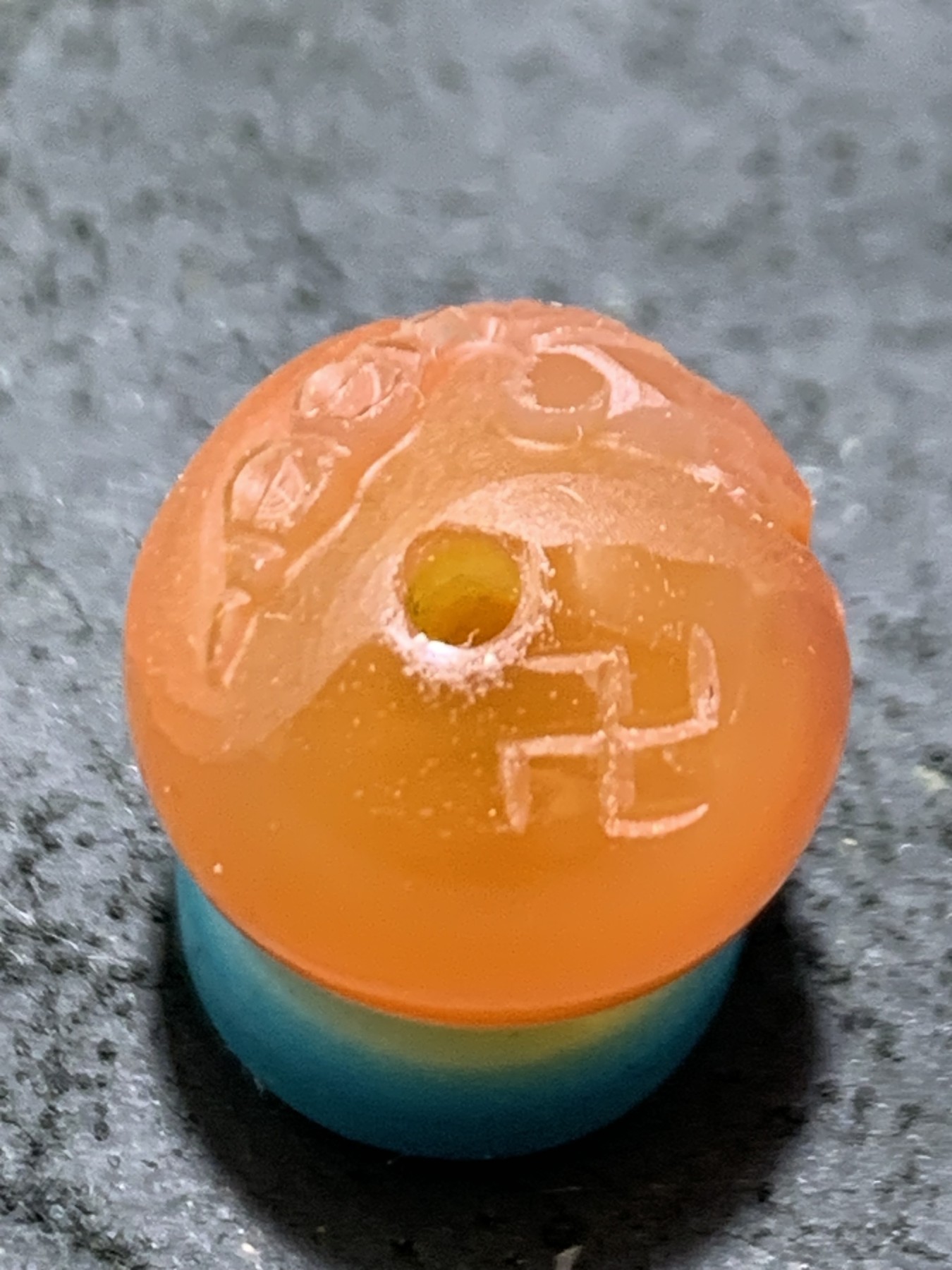 精美亚光原皮高玉化巴西玛瑙手工俏色巧雕一心向佛圆珠一个！