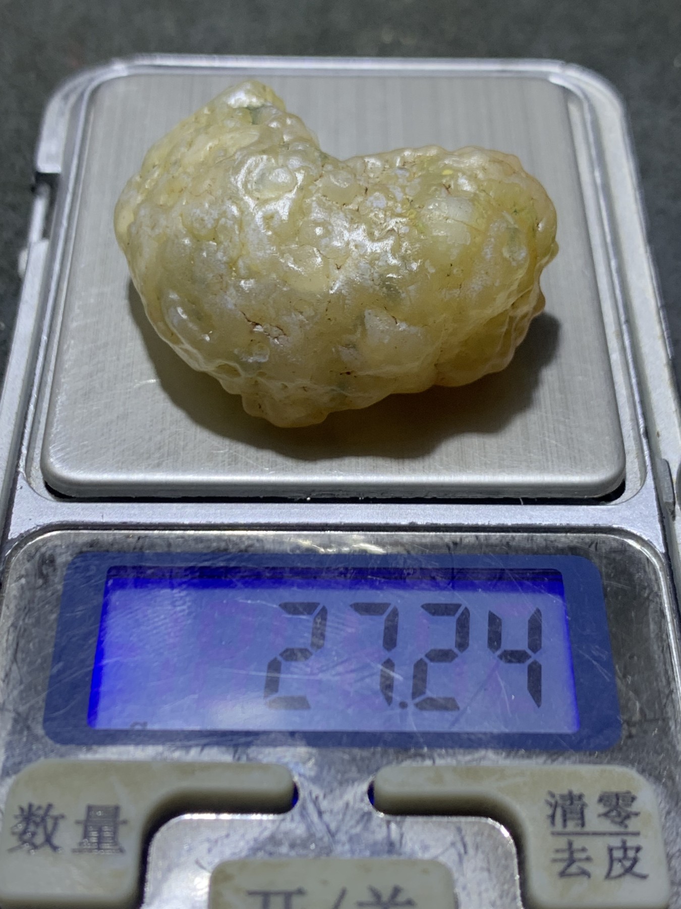 精美戈壁冰透高玉化飘绿鱼籽纹筋脉石原石一颗，