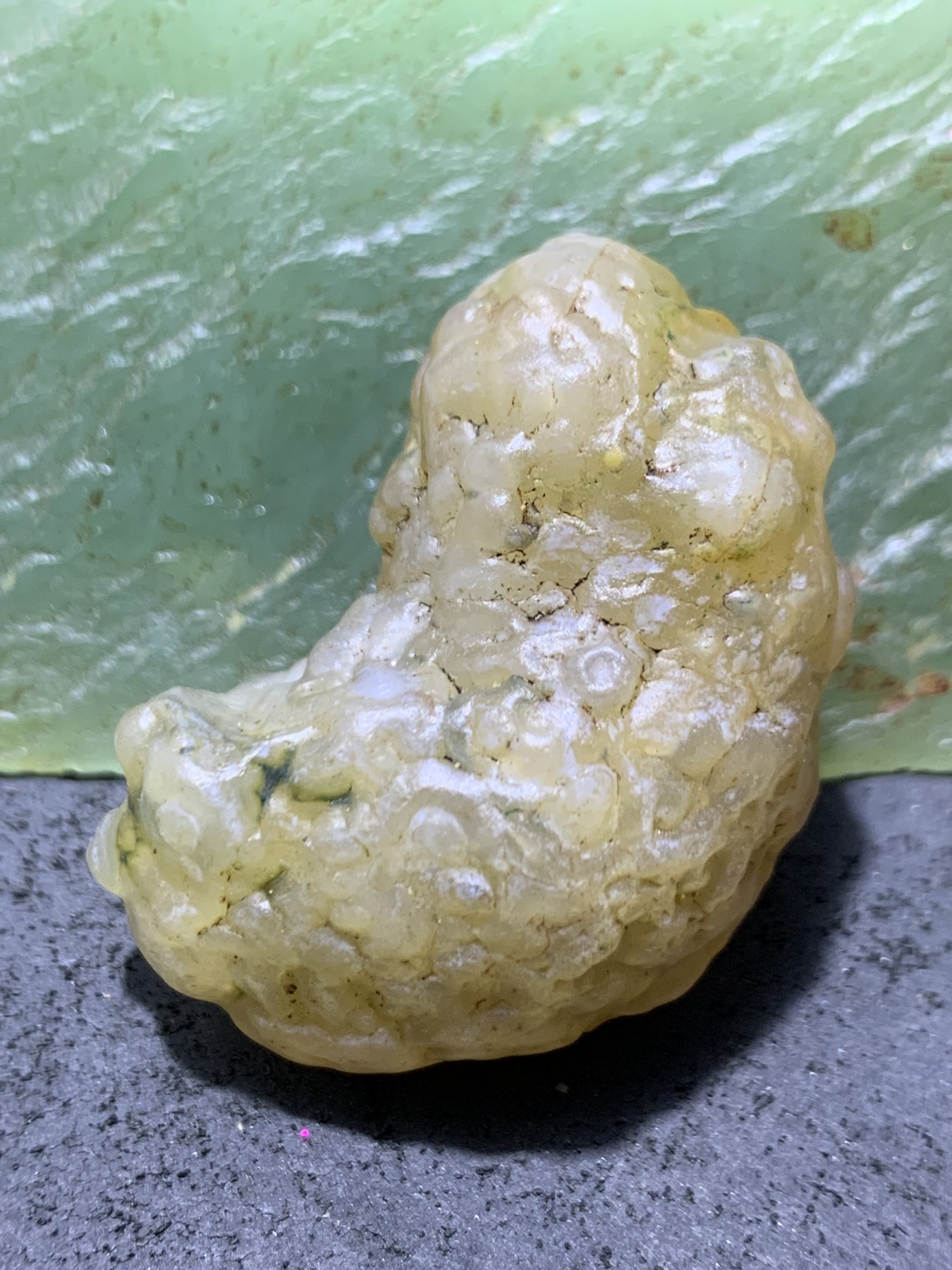 精美戈壁冰透高玉化飘绿鱼籽纹筋脉石原石一颗，